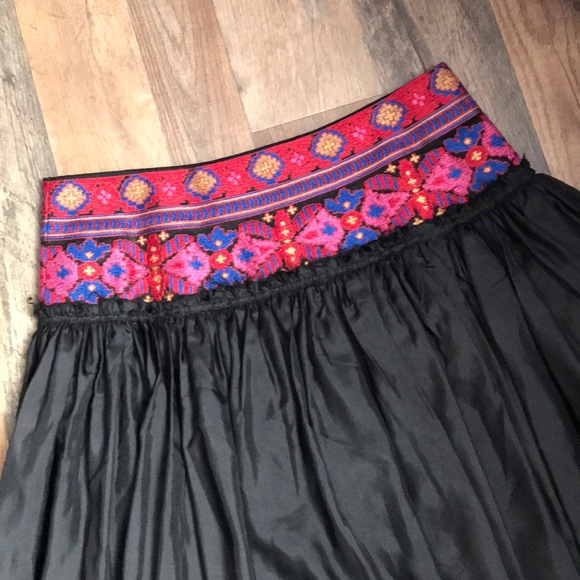 Gorgeous 100% Silk & Embroidered Skirt Boho - Picture 3 of 8